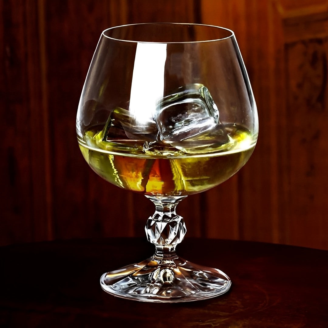 Taça de vinho  Taça  Talheres  Prato  Mesa de jantar  Mesa  Copo de whisky  Copo  Bebida