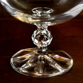 Taça de vinho  Taça  Talheres  Prato  Mesa de jantar  Mesa  Copo de whisky  Copo  Bebida